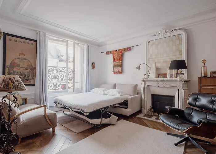 Veeve - Mid-century Mystique Daire Paris